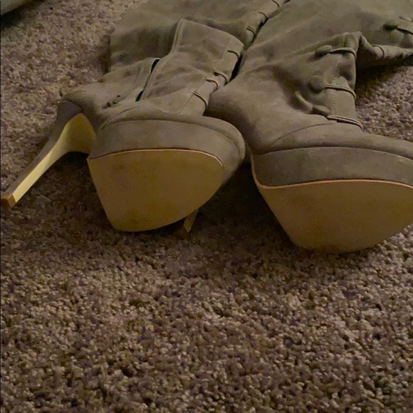 Been in closet never worn - Picture 4 of 4